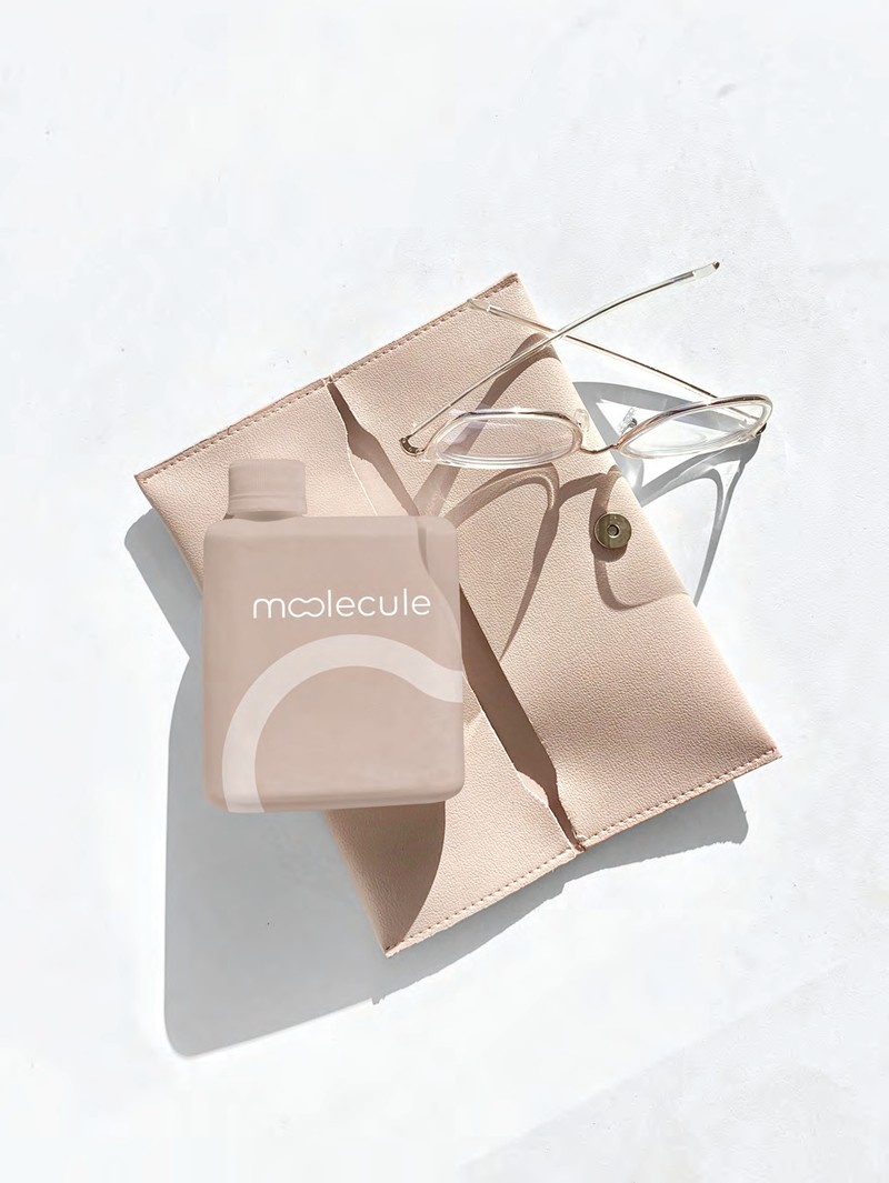 Molecule skincare — dusty rose bočica na leather pouchu