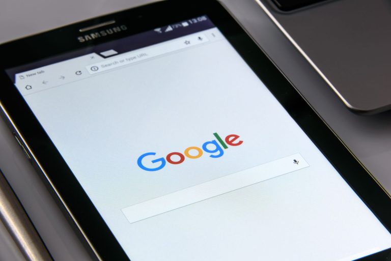Google testira AI sazetke u karticama AI Overviewa