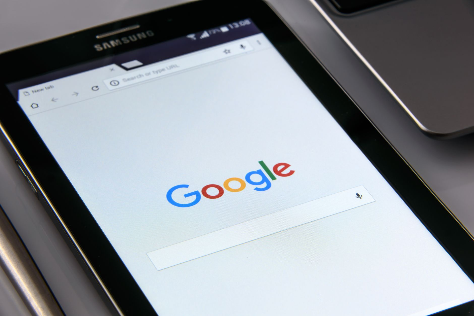 Google testira AI sažetke u karticama AI Overviewa