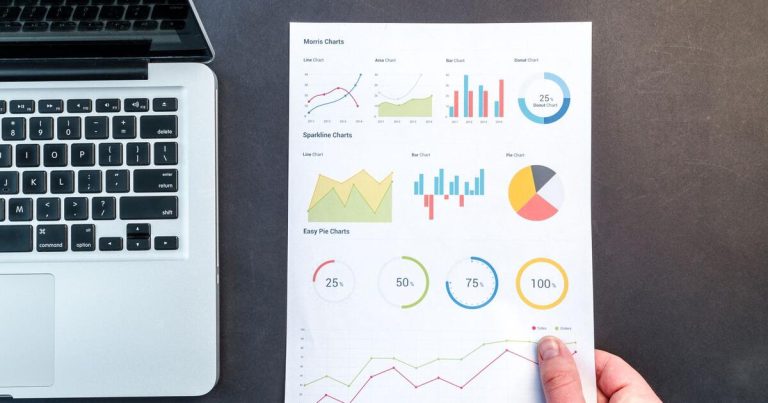 optimizacija za ai overviews prikaz seo analitike na laptopu
